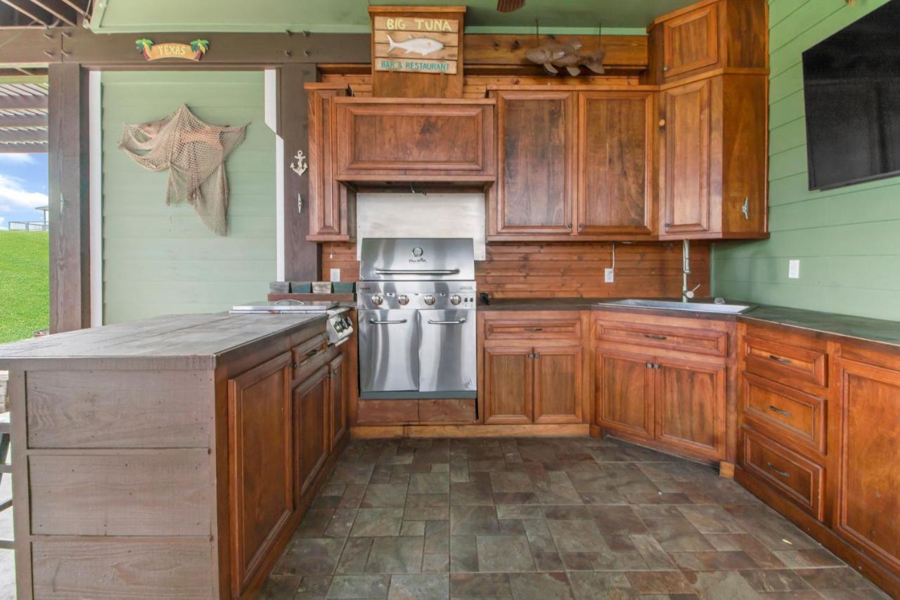 Luxury Waterfront Home Family And Pet Friendly Near Surfside Beach 11 Mins Freeport Kültér fotó